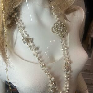 Elegant Pearl and Gold Necklace